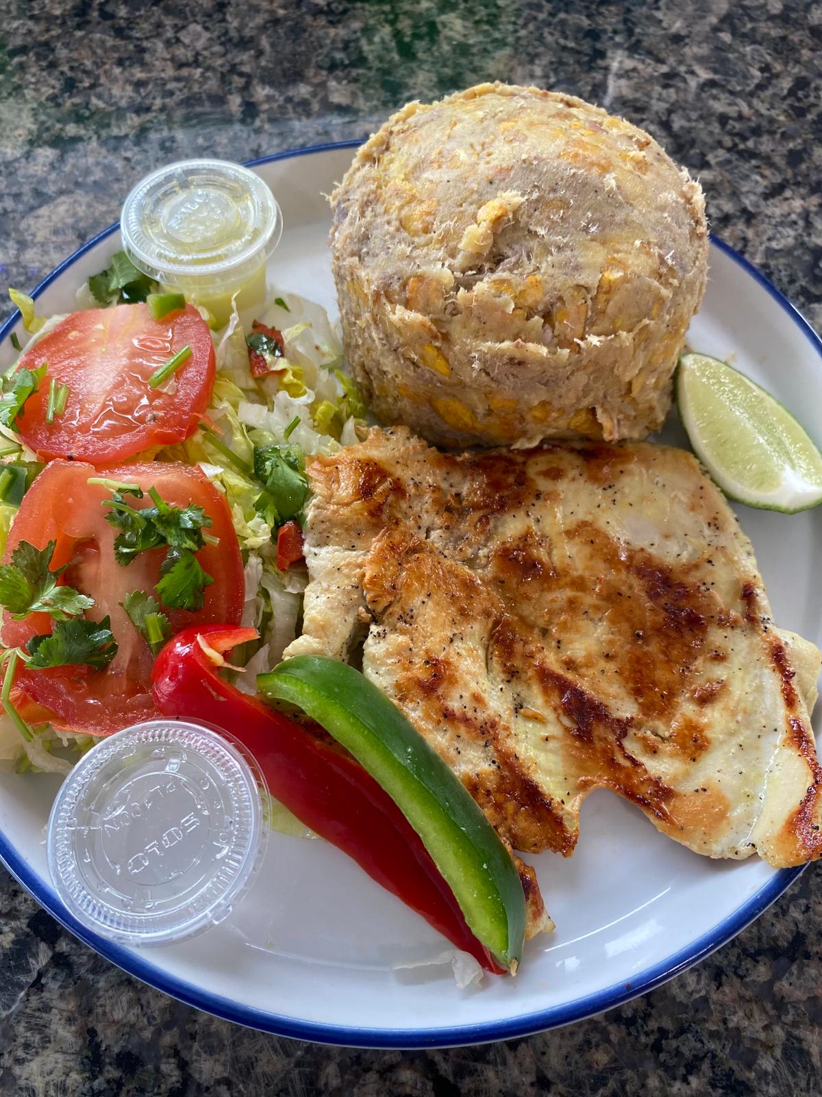Mofongo con Pechuga a la Plancha — mofongo with grilled chicken breast
